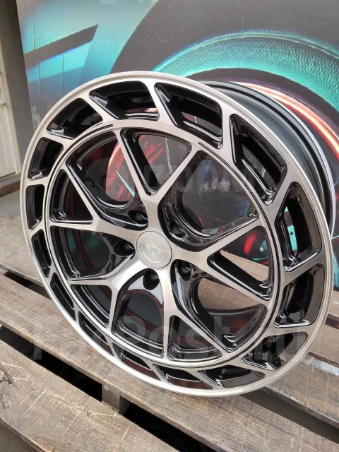 Vossen. 8.0x18", 5x114.3, ET35, �� 73,1���. ����