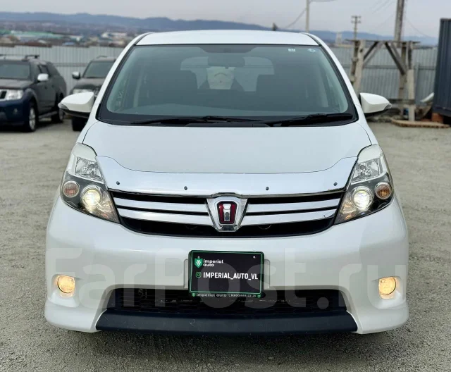 Toyota Isis. �������, ��������, 1.8 (143��.�.), ������, 52 000����. �� ����