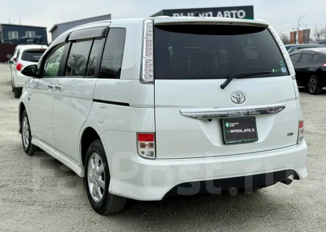 Toyota Isis. �������, ��������, 1.8 (143��.�.), ������, 52 000����. �� ����