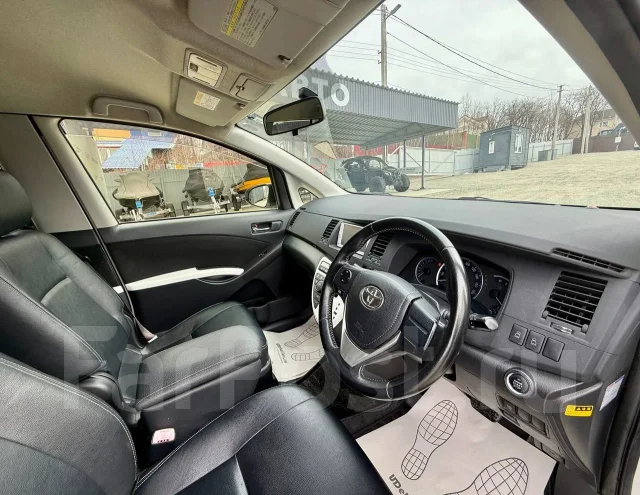 Toyota Isis. �������, ��������, 1.8 (143��.�.), ������, 52 000����. �� ����