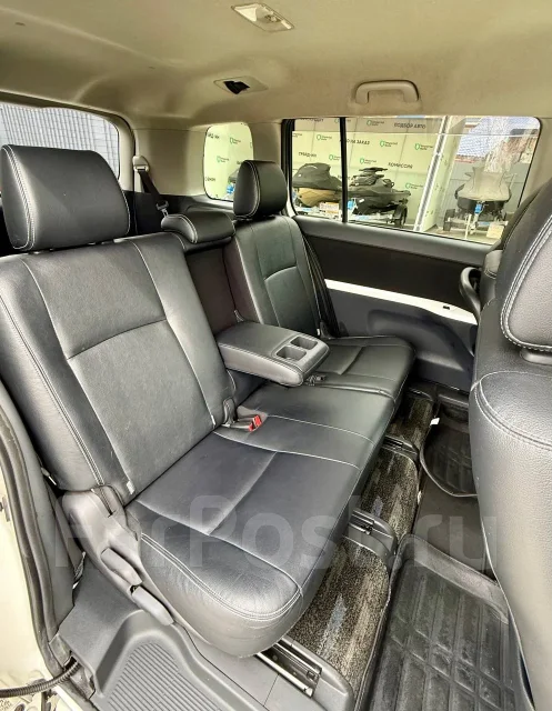 Toyota Isis. �������, ��������, 1.8 (143��.�.), ������, 52 000����. �� ����
