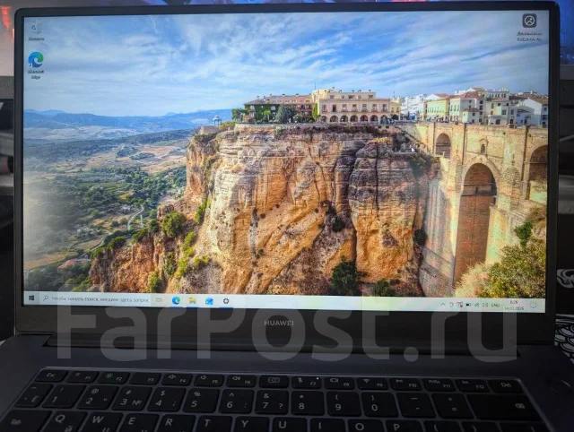 Huawei. 15.6", 2,3����, ��� 8 ��, ���� 512���, WiFi: 1, Bluetooth: 1, ����������� �� 4��. ����