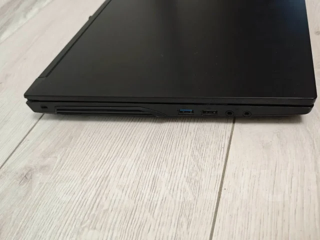 Hasee. 15.6", ��� 16 ��, ���� 500���, WiFi: 1, Bluetooth: 1, ����������� �� 2��. ����