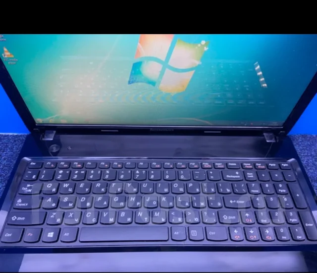 Lenovo G580. 15.6", 2,4����, ��� 2048 ��, ���� 500���, WiFi: 1, Bluetooth: 1, ����������� �� 2��. ����