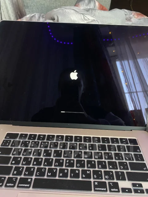 Apple MacBook Air 15 2025. 15.3", 2,9����, ��� 16 ��, ���� 256���, WiFi: 1, Bluetooth: 1, ����������� �� 2��. ����