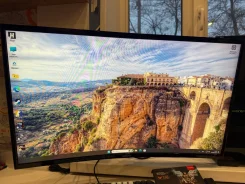 Samsung. 31.5", ���������� �� (LCD, LED, QLED) ����