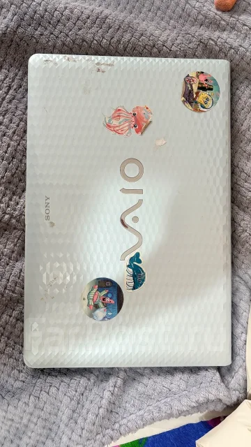 Sony VAIO VPC-EH2S1R. 15.5", 2,2����, ��� 4 ��, ���� 932���, WiFi: 1, Bluetooth: 1 ����