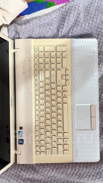 Sony VAIO VPC-EH2S1R. 15.5", 2,2����, ��� 4 ��, ���� 932���, WiFi: 1, Bluetooth: 1 ����
