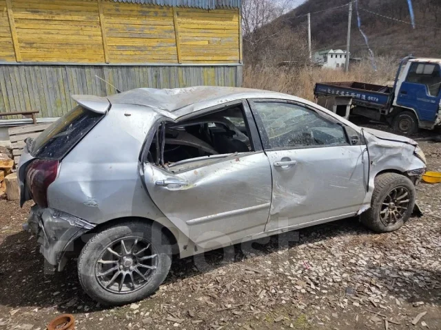 Toyota Corolla Runx. NZE121 ����