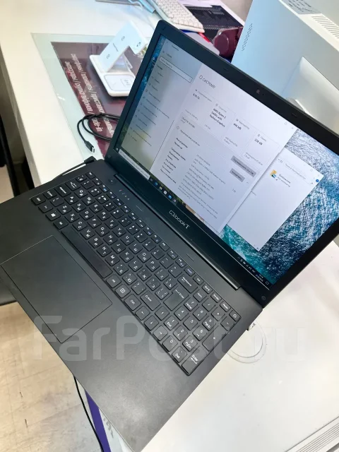 Asus ROG. 15.6", 4����, ��� 16 ��, ���� 256���, WiFi: 1, Bluetooth: 1, ����������� �� 14��. ����