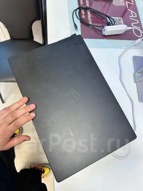Asus ROG. 15.6", 4����, ��� 16 ��, ���� 256���, WiFi: 1, Bluetooth: 1, ����������� �� 14��. ����