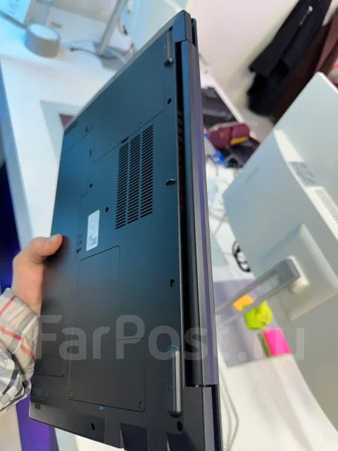Asus ROG. 15.6", 4����, ��� 16 ��, ���� 256���, WiFi: 1, Bluetooth: 1, ����������� �� 14��. ����