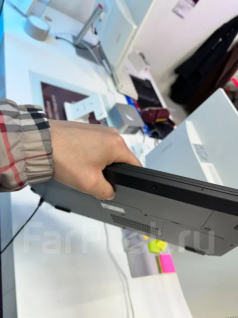 Asus ROG. 15.6", 4����, ��� 16 ��, ���� 256���, WiFi: 1, Bluetooth: 1, ����������� �� 14��. ����