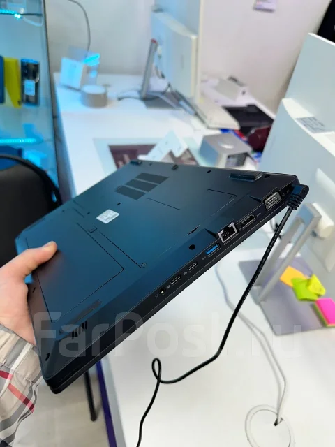 Asus ROG. 15.6", 4����, ��� 16 ��, ���� 256���, WiFi: 1, Bluetooth: 1, ����������� �� 14��. ����