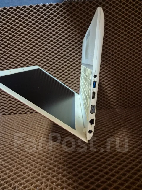 Samsung. 15.6", 2,6����, ��� 4 ��, ���� 320���, WiFi: 1, Bluetooth: 1, ����������� �� 2��. ����