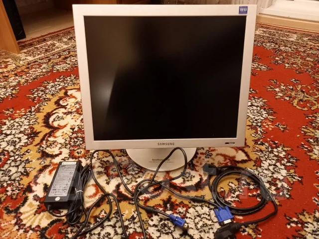 Samsung. 17", ���������� �� (LCD, LED, QLED) ����