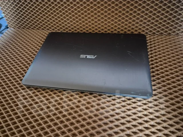 Asus. 15.6", 1,5����, ��� 2048 ��, ���� 128���, WiFi: 1, Bluetooth: 1 ����