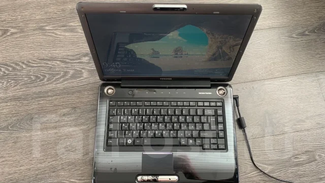 Toshiba Satellite A300. 15.4", 2����, ��� 2048 ��, ���� 256���, WiFi: 1, Bluetooth: 1 ����