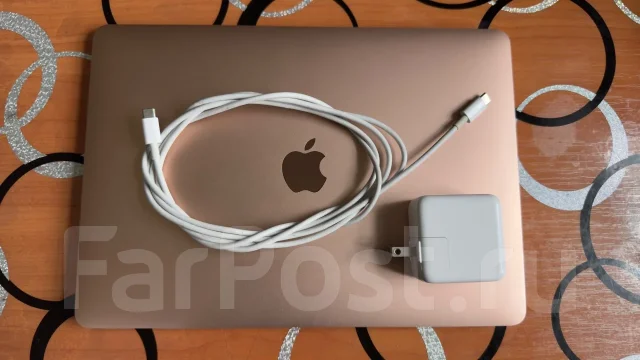 Apple MacBook Air. 13", 1,6����, ��� 8 ��, ���� 256���, WiFi: 1, Bluetooth: 1 ����