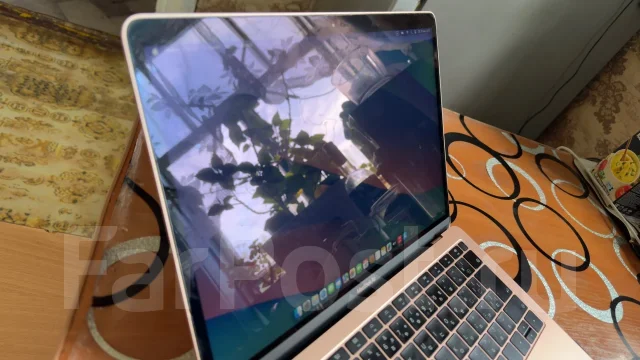 Apple MacBook Air. 13", 1,6����, ��� 8 ��, ���� 256���, WiFi: 1, Bluetooth: 1 ����