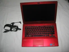 Sony VAIO VPC-SB3M1R. 13.3", 2,2����, ��� 8 ��, ���� 500���, WiFi: 1, Bluetooth: 1, ����������� �� 2��. ����