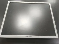 Samsung. 19", ���������� �� (LCD, LED, QLED) ����