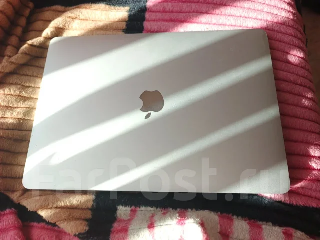 Apple MacBook. WiFi: 1 ����