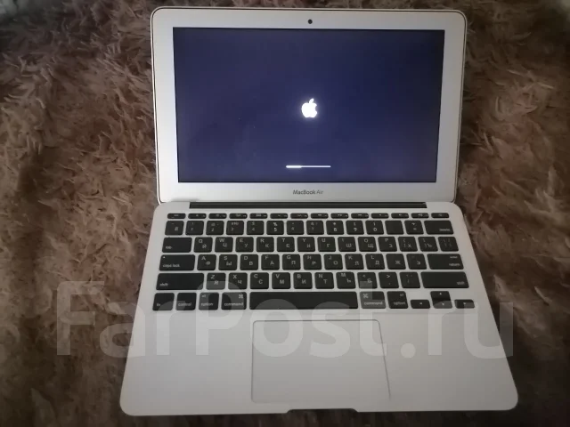Apple MacBook Air 11 2013 Mid. 11.6", 1,3����, ��� 4 ��, ���� 500���, WiFi: 1, Bluetooth: 1, ����������� �� 1��. ����