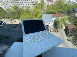 Apple MacBook. 13.3", 2����, ��� 4 ��, ���� 500���, WiFi: 1, Bluetooth: 1 ����
