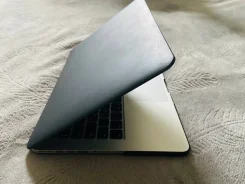 Apple MacBook Pro 13. 13.3", 2,4����, ��� 4 ��, ���� 256���, WiFi: 1, Bluetooth: 1, ����������� �� 10��. ����