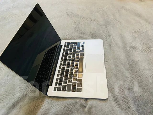 Apple MacBook Pro 13. 13.3", 2,4����, ��� 4 ��, ���� 256���, WiFi: 1, Bluetooth: 1, ����������� �� 10��. ����