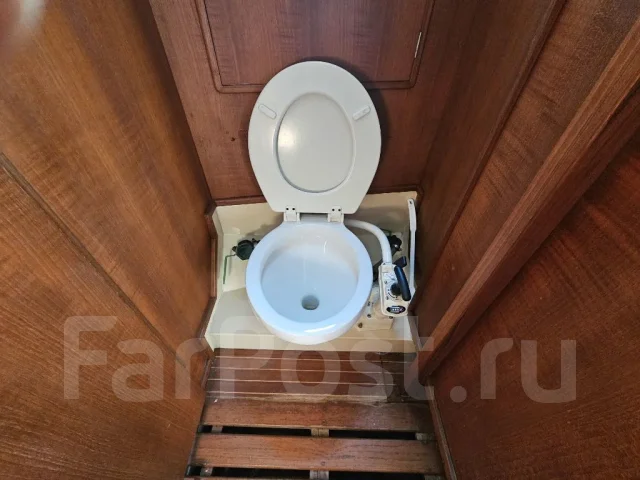 Okazaki 33 pilot house. ����� 10,6��., 1990 ���. ��� ����� �� ������������ ����