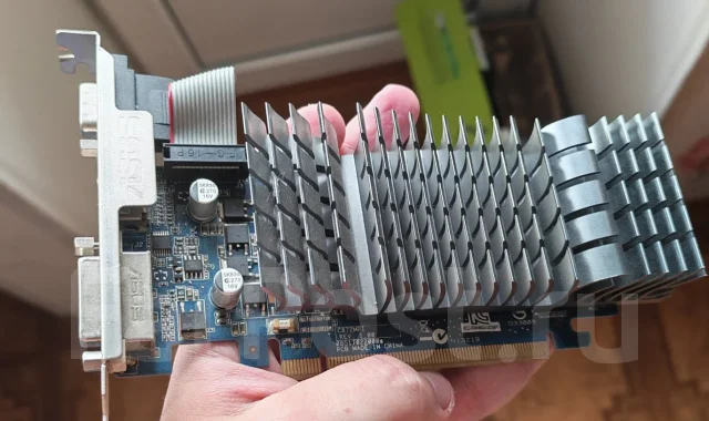 GeForce GT 210 ����