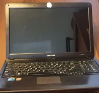 Samsung R540. 15.6", 2,3����, ��� 8 ��, ���� 500���, WiFi: 1, Bluetooth: 1, ����������� �� 6��. ����