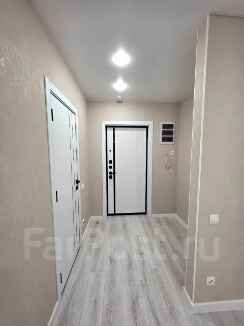 3-���������, �������� ����������� 8 ���. 6. �� ����������, ������-����������, ����������, 57,1���.��., 4/4 ����. �������� ����