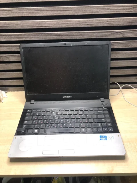 Samsung 300E4A. 13", ��� 256 �� � ������, WiFi: 1 ����