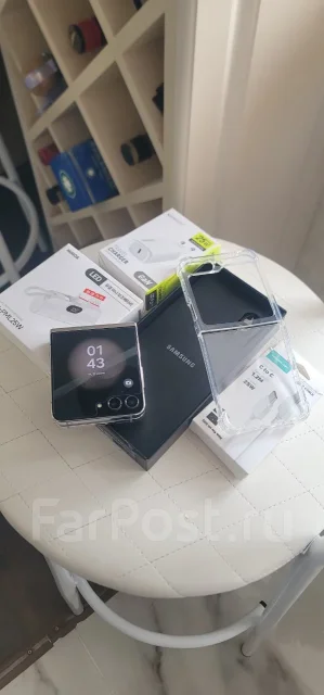 Samsung Galaxy Z Flip5. �/�, 256 ��, �������, 4G LTE, 5G, NFC, eSIM, ������� �������, ������������ ������� ����