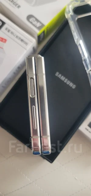 Samsung Galaxy Z Flip5. �/�, 256 ��, �������, 4G LTE, 5G, NFC, eSIM, ������� �������, ������������ ������� ����