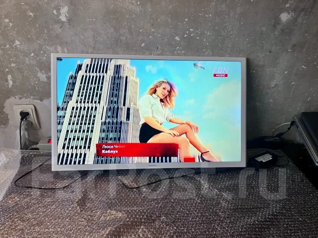 Samsung UE32J4710. LED ����
