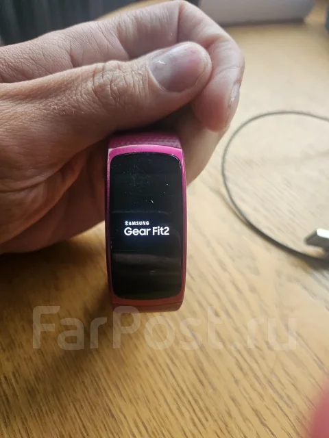 Samsung Galaxy Gear Fit2. GPS, IP68 ����