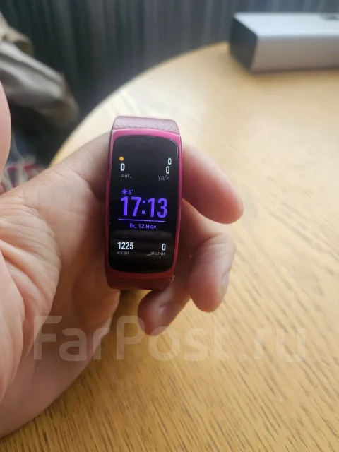 Samsung Galaxy Gear Fit2. GPS, IP68 ����