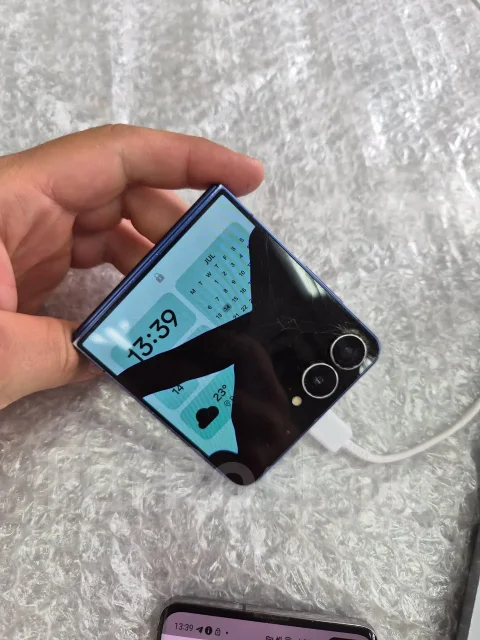 Samsung Galaxy Z Flip. �/�, 256 ��, ����� ����