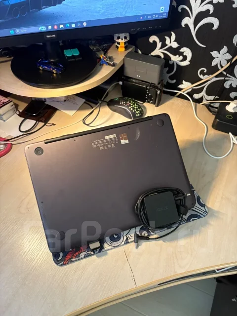 Asus ZenBook. 13", 2,7����, ��� 8 ��, ���� 256���, WiFi: 1, Bluetooth: 1, ����������� �� 4��. ����