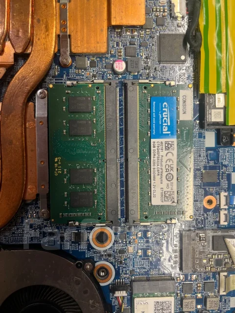 Gigabyte G5. 15.6", 2,5����, ��� 16 ��, WiFi: 1, Bluetooth: 1, ����������� �� 1��. ����
