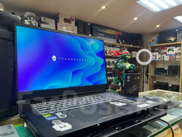 Thunderobot. 17", 4,9����, ��� 32 ��, ���� 3 000���, WiFi: 1, Bluetooth: 1, ����������� �� 5��. ����