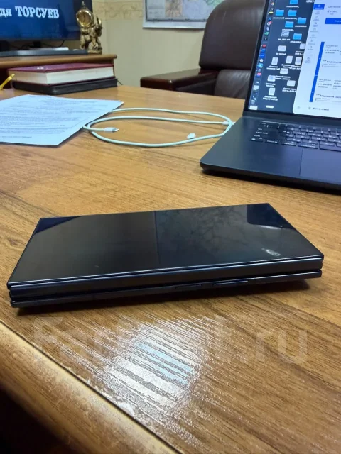 Samsung Galaxy Z TriFold. �����, 512 �� ����