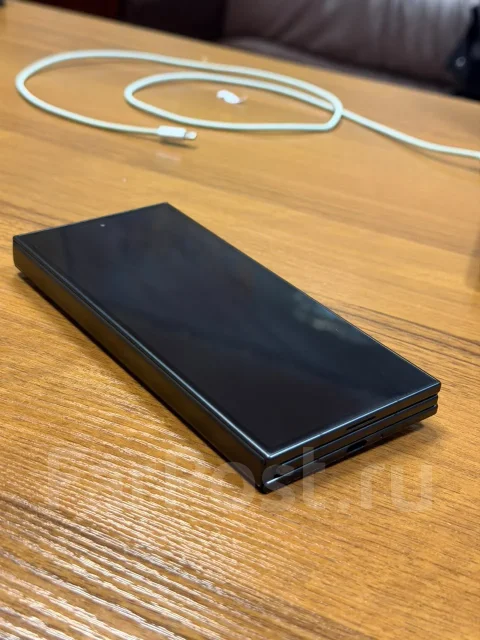 Samsung Galaxy Z TriFold. �����, 512 �� ����