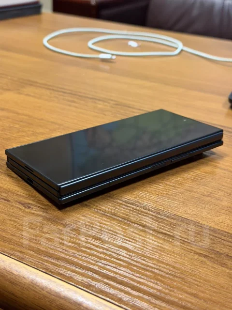 Samsung Galaxy Z TriFold. �����, 512 �� ����