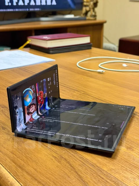Samsung Galaxy Z TriFold. �����, 512 �� ����
