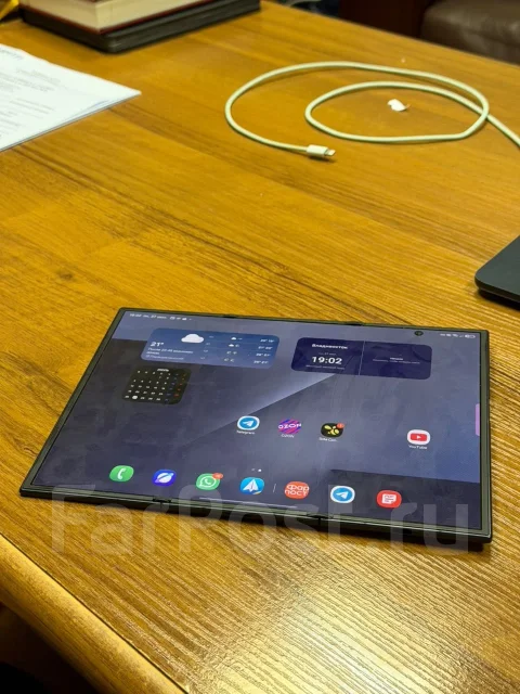 Samsung Galaxy Z TriFold. �����, 512 �� ����